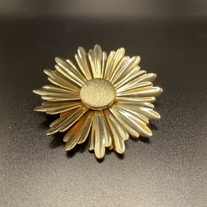 Sarah Coventry-1969-Goldtone Sunflower Pin